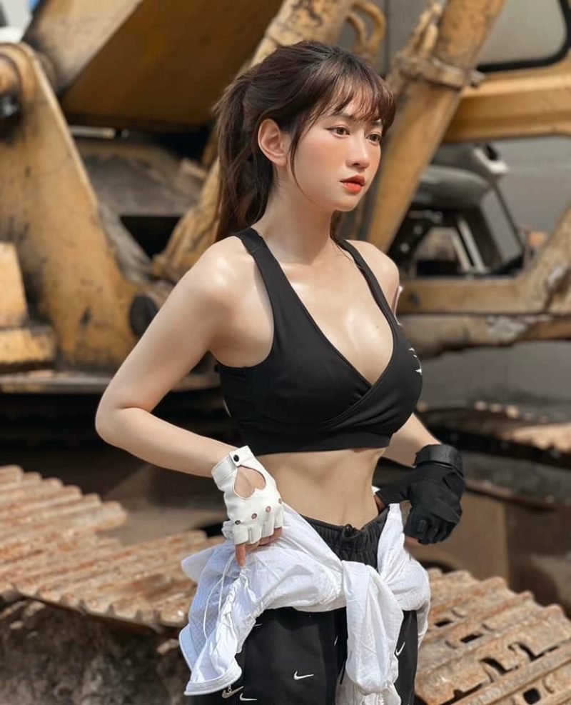 Ảnh Lê Bống mặc đồ croptop ngầu