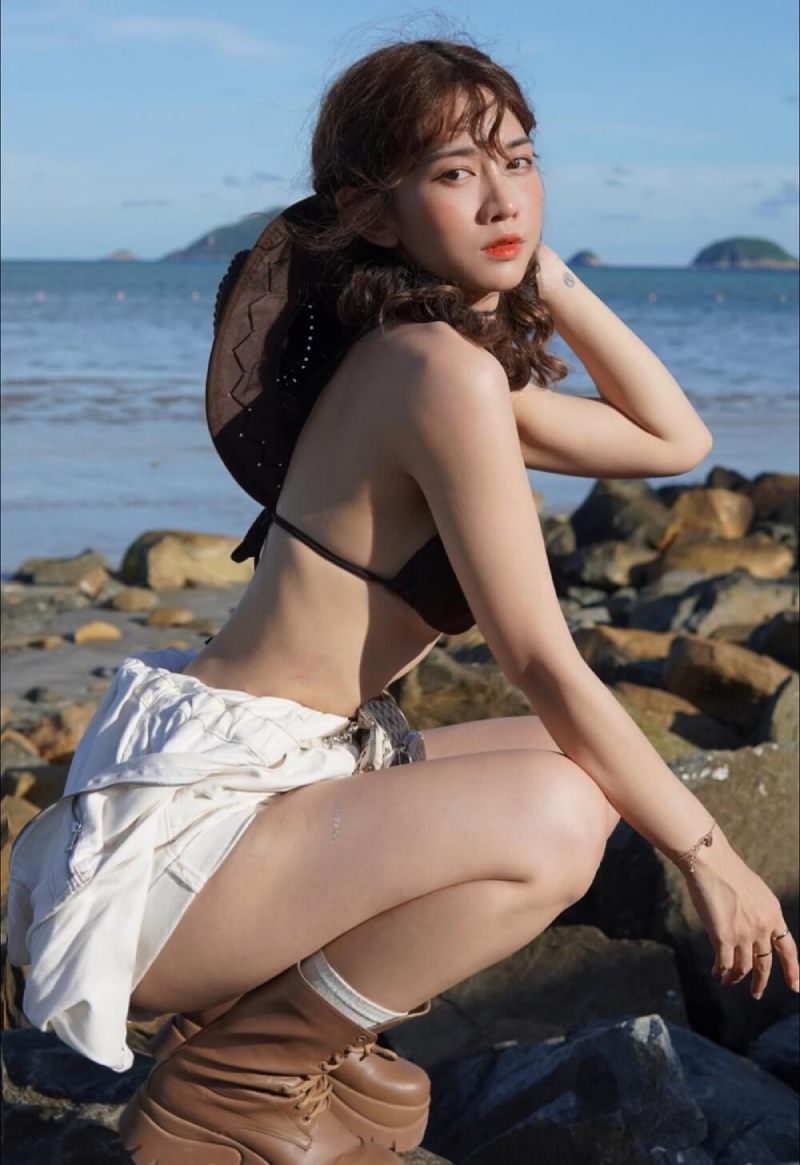 Ảnh Lê Bống mặc bikini ở bãi biển
