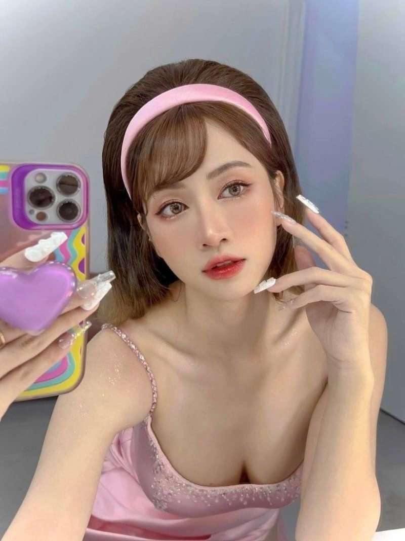 Ảnh Lê Bống mặc đồ ngủ gợi cảm