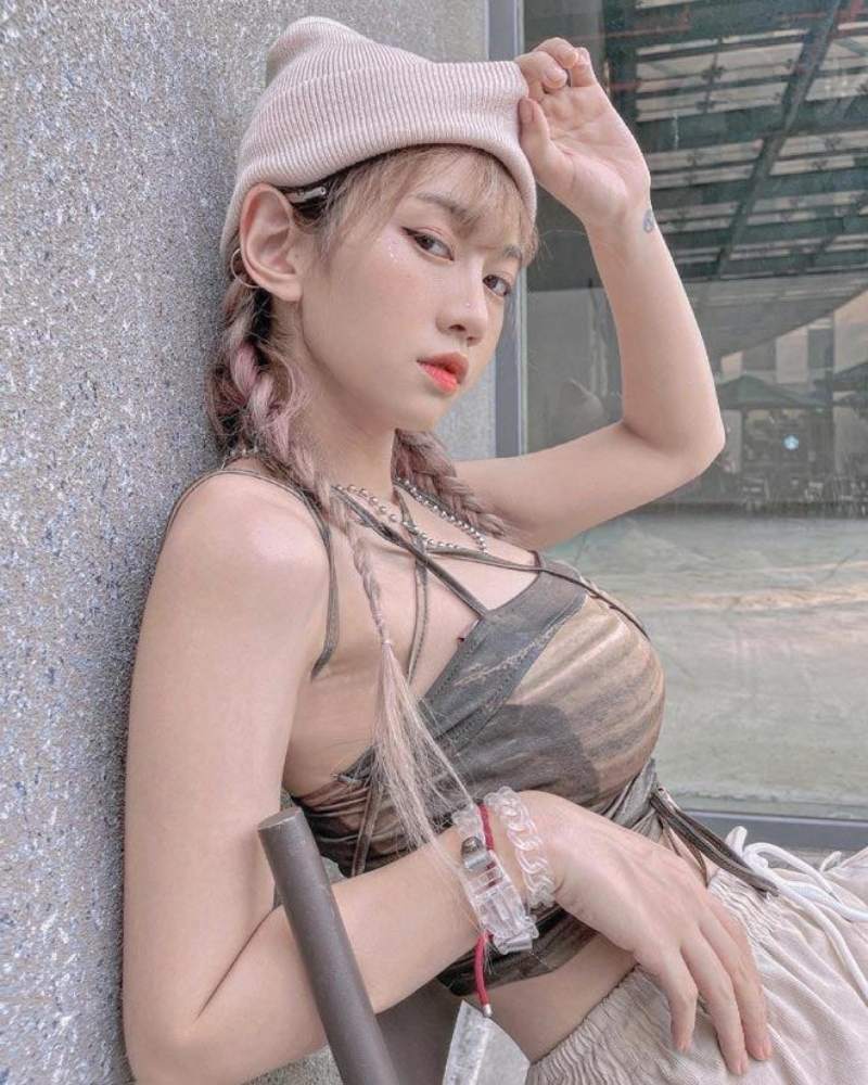 Ảnh Lê Bống mặc đồ đồ hở hang