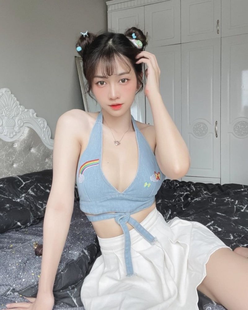 Ảnh Lê Bống khoe ngực cân đối trên giường