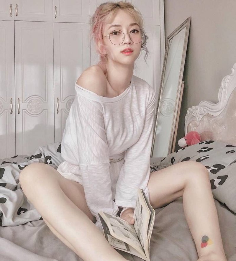 Ảnh Lê Bống đọc sách trên giường