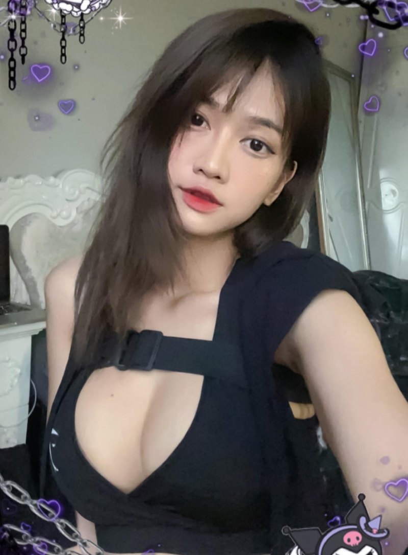 Ảnh Lê Bống mặc hở khoe vòng một