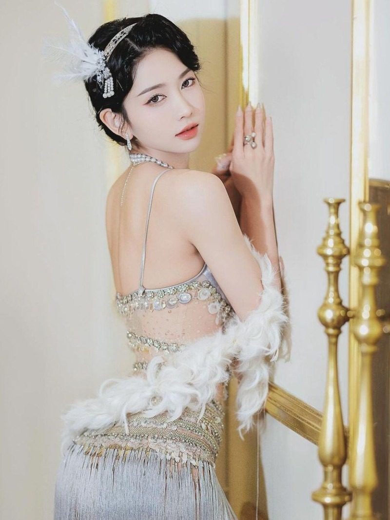 Ảnh Lê Bống mặc hở lưng khoe 3 vòng siêu nét