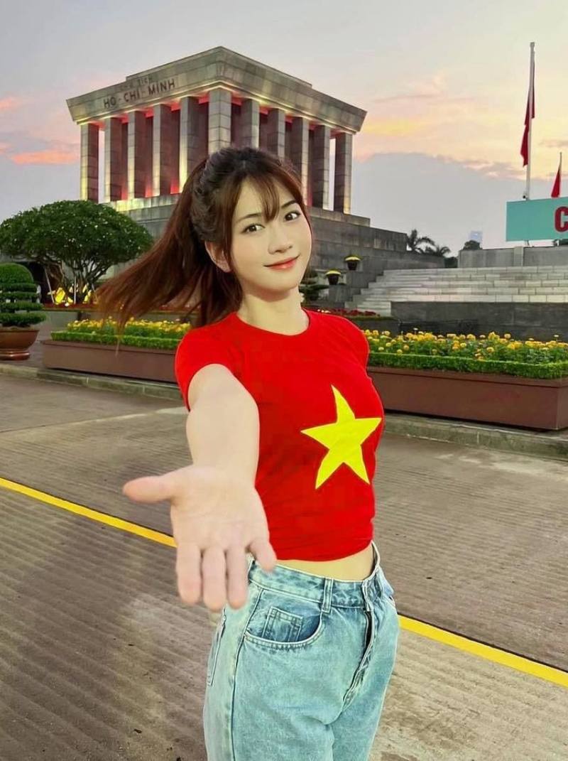 Ảnh Lê Bống mặc áo Việt Nam bên lăng Bác