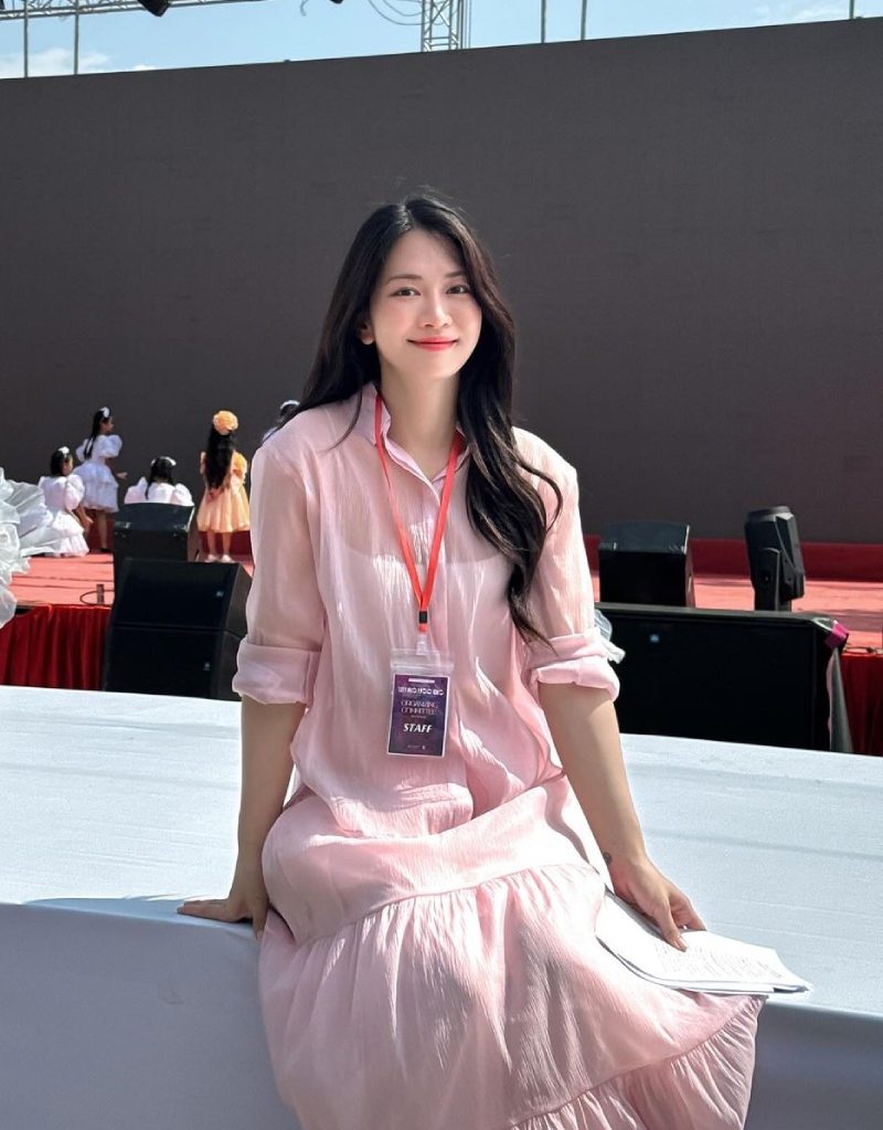 Ảnh Lê Bống thời trang đi làm