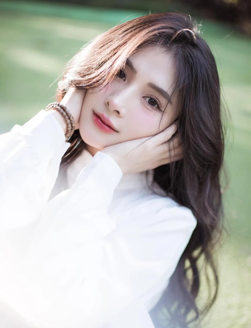 Ảnh Quỳnh Alee mặc áo sơ mi trắng