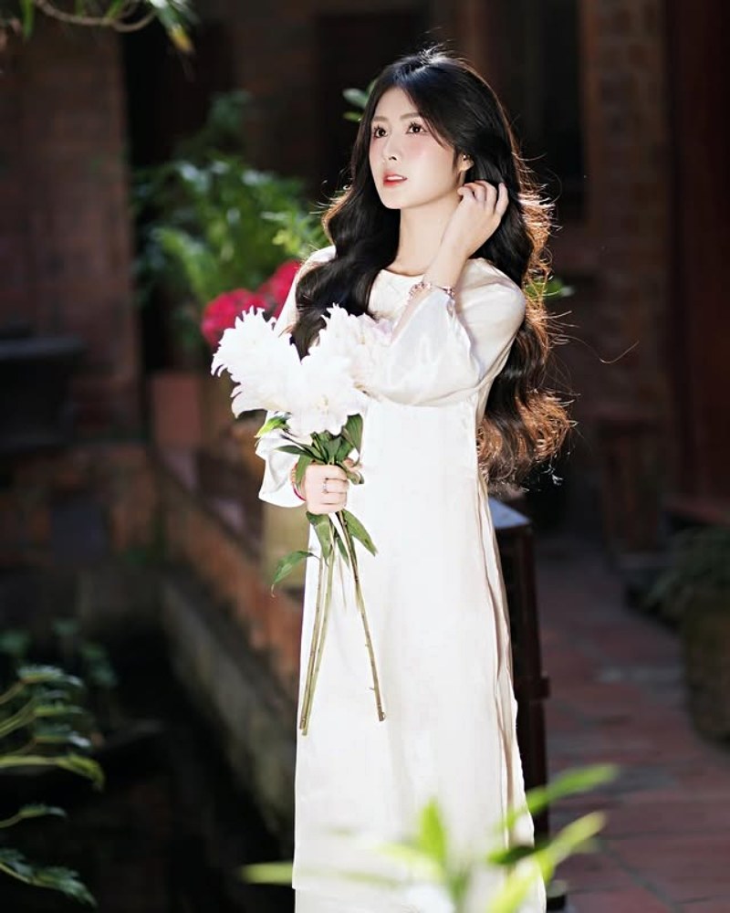 Ảnh Quỳnh Alee mặc áo dài