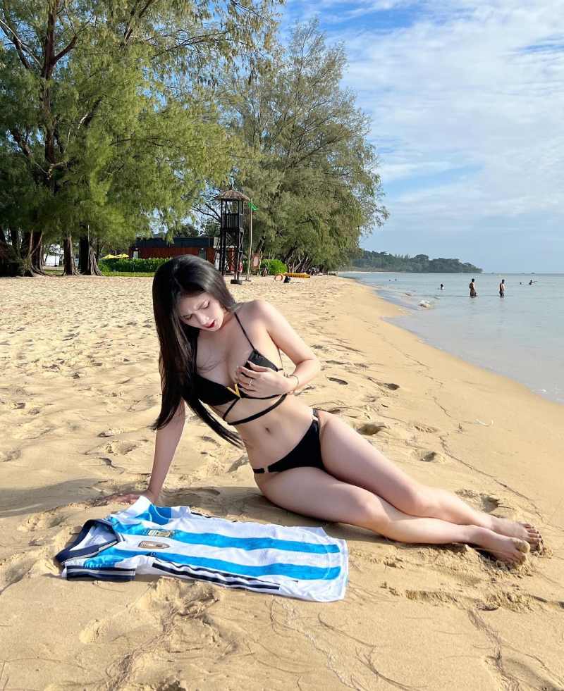 Quỳnh Alee mặc bikini ở bãi biển