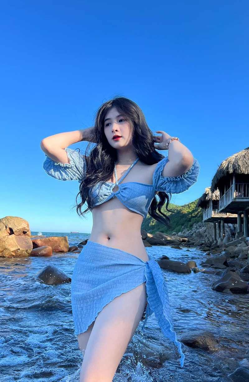 Ảnh Quỳnh Alee diện bikini ở bãi biển