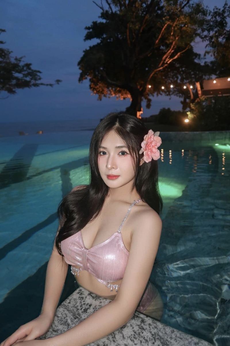 Ảnh Quỳnh Alee diện bikini hồng ở hồ bơi