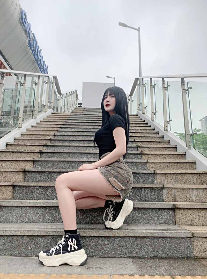Ảnh Quỳnh Alee khoe chân dài ở cầu thang