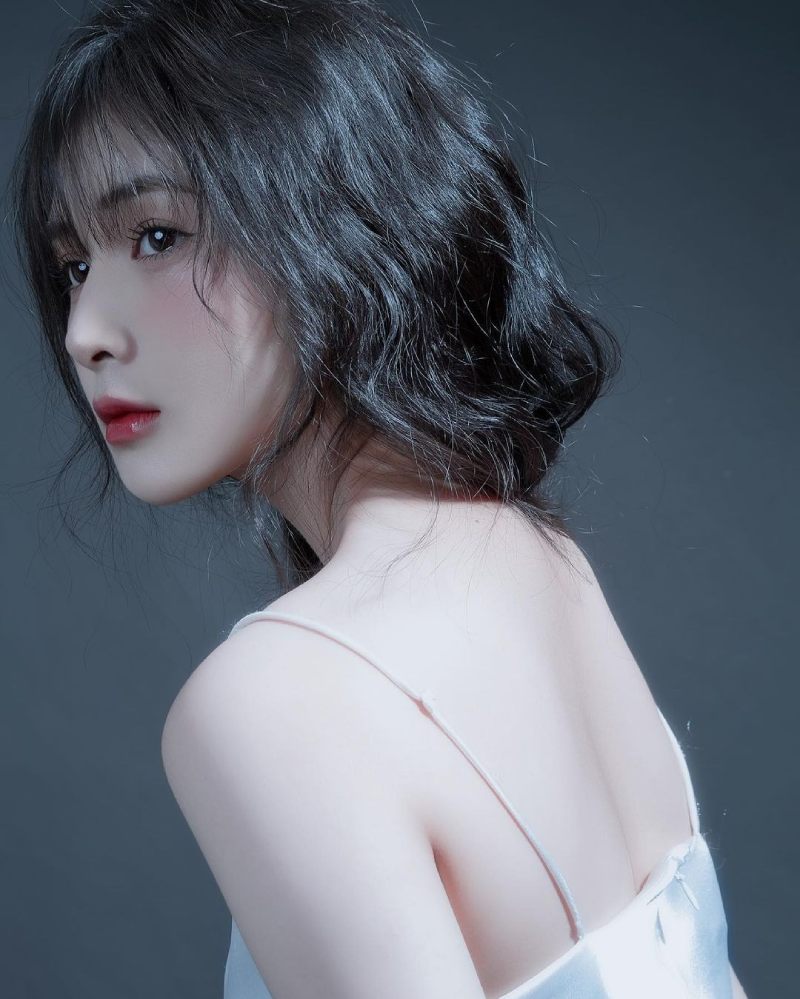 Ảnh Quỳnh Alee mặc đồ hở lưng