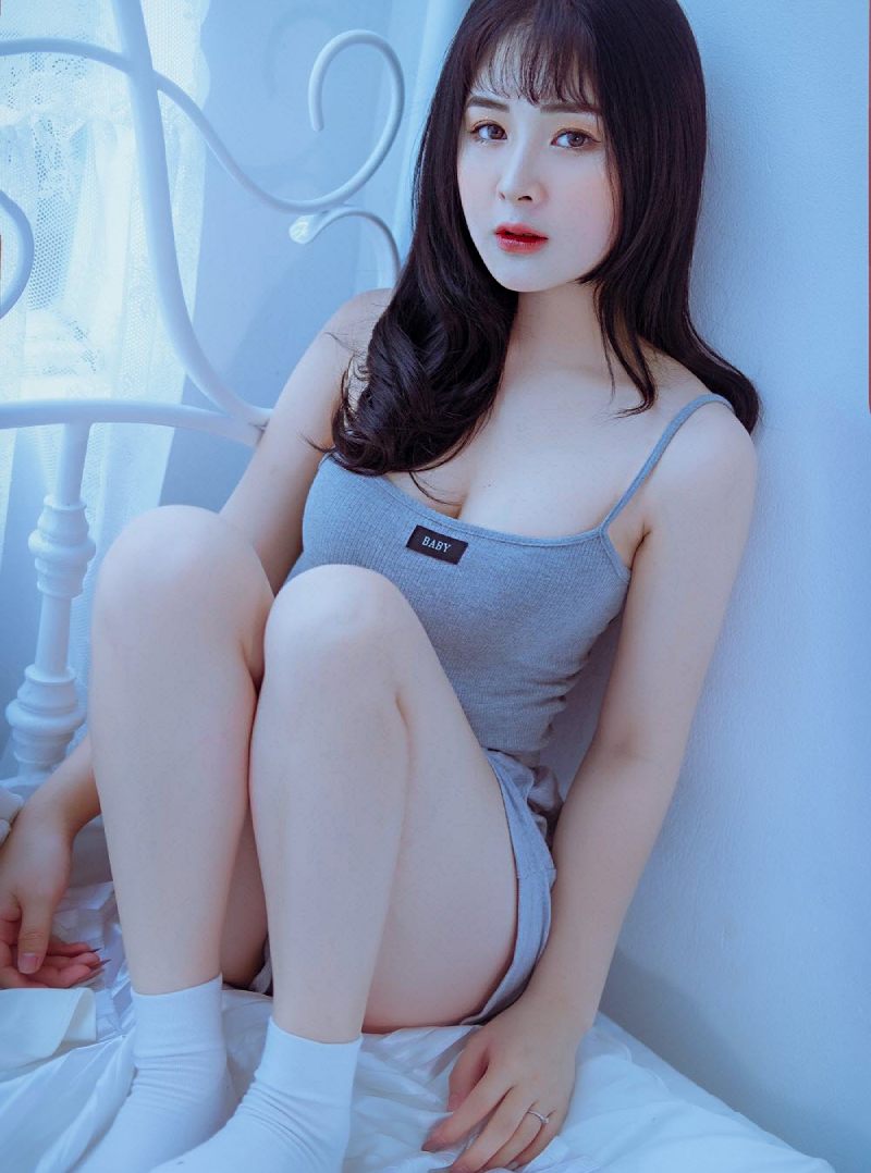 Ảnh Quỳnh Alee mặc đồ croptop ngồi trên giường