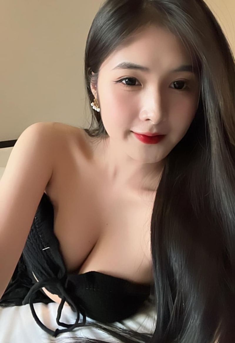 Ảnh Quỳnh Alee nằm trên giường ngủ