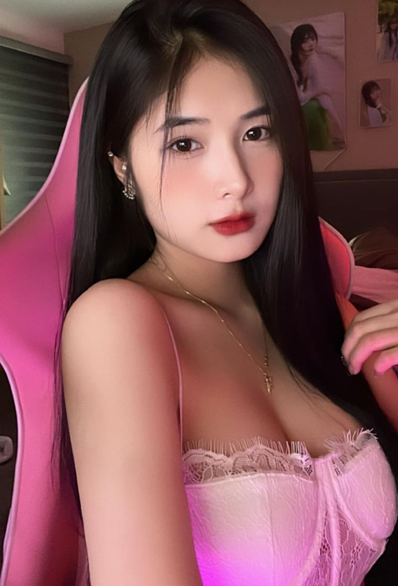 Ảnh Quỳnh Alee ngồi livestream
