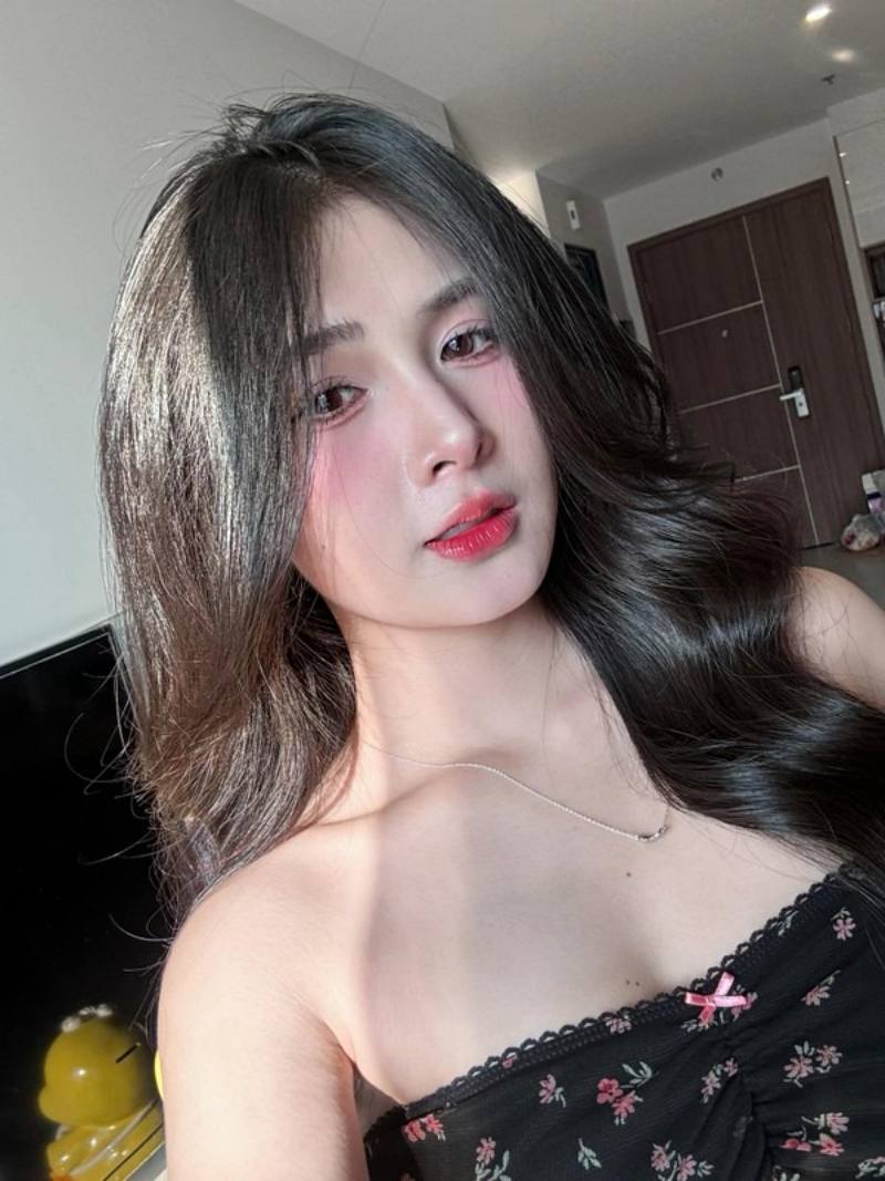Ảnh Quỳnh Alee mặc đồ hở vai