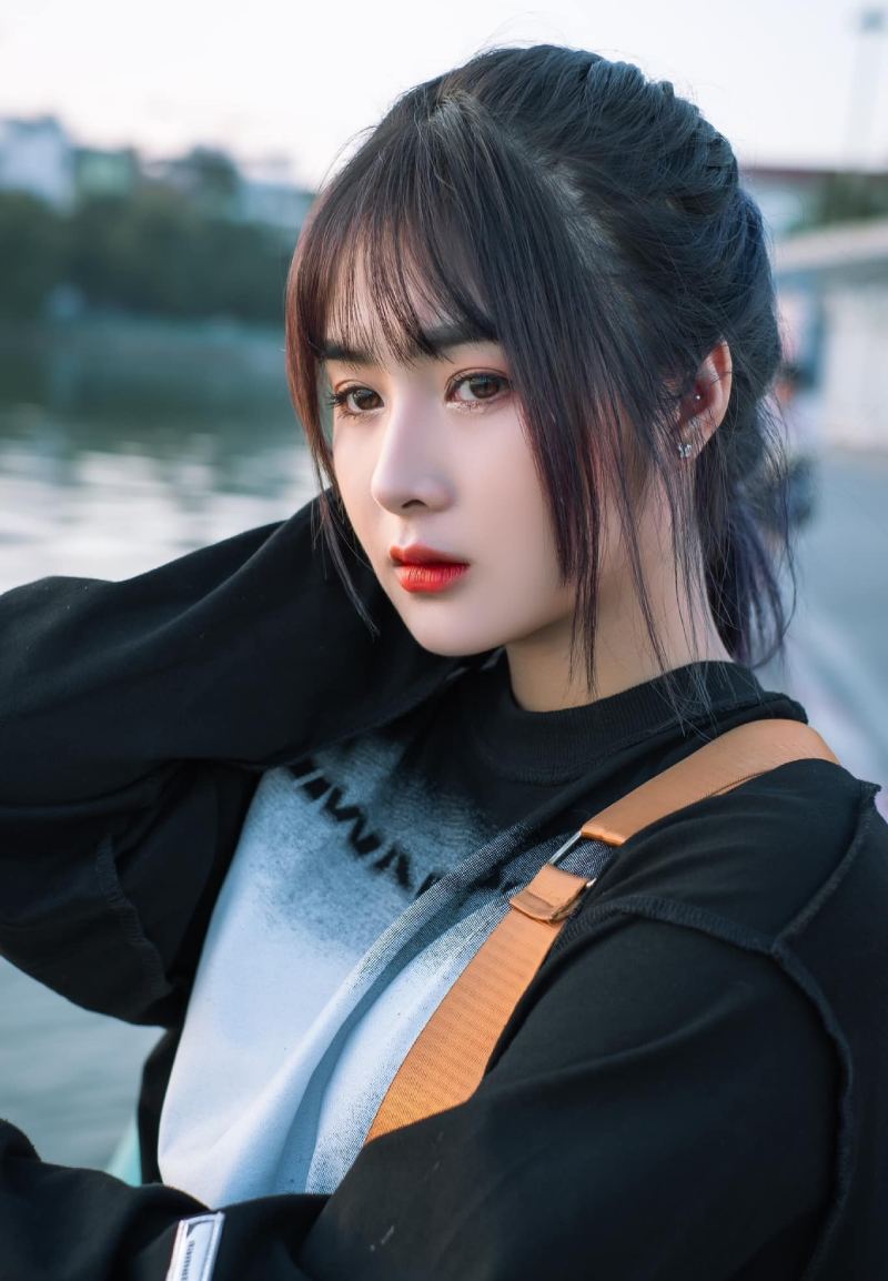 Ảnh Quỳnh Alee đứng bên bờ sông