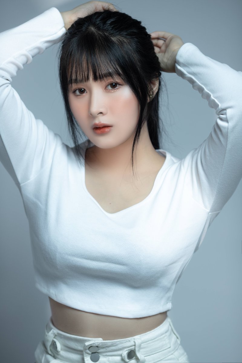 Ảnh Quỳnh Alee mặc áo croptop