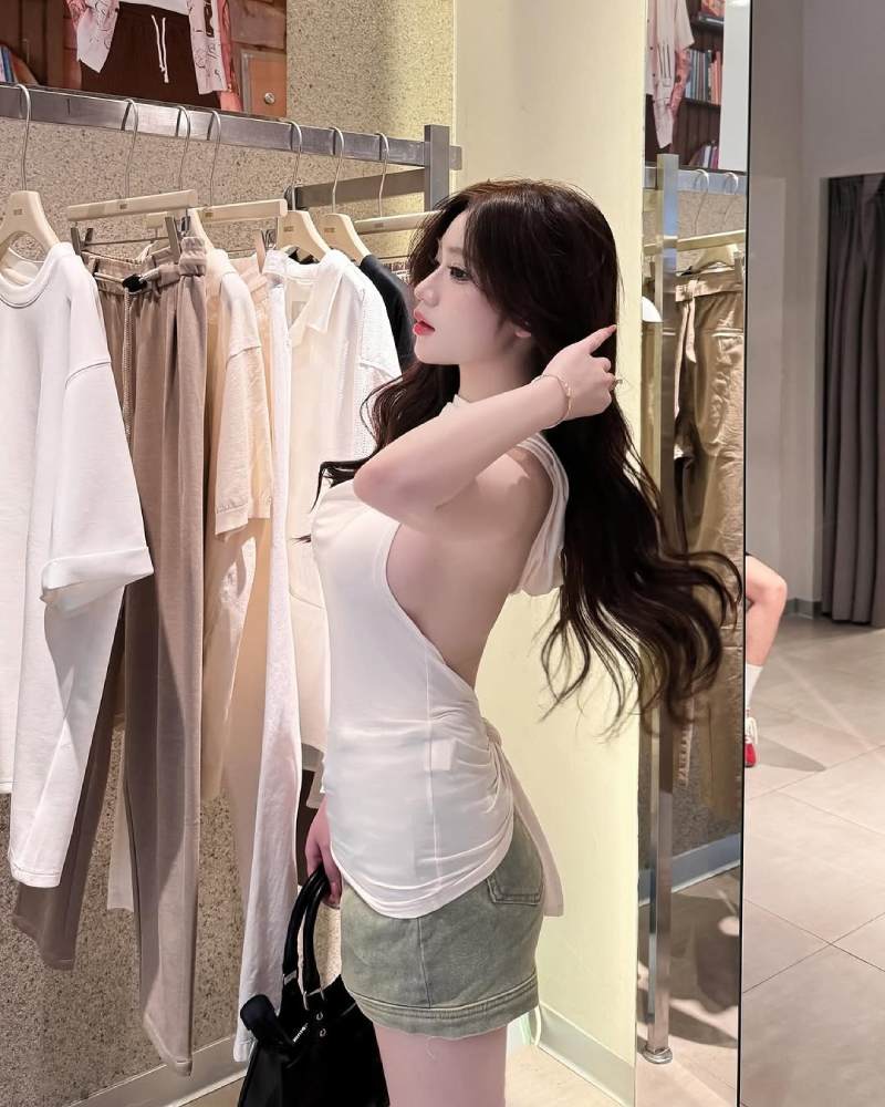 Ảnh TikToker Hạnh Nhi đứng quay nghiêng vuốt tóc Ảnh TikToker Hạnh Nhi đứng quay nghiêng vuốt tóc