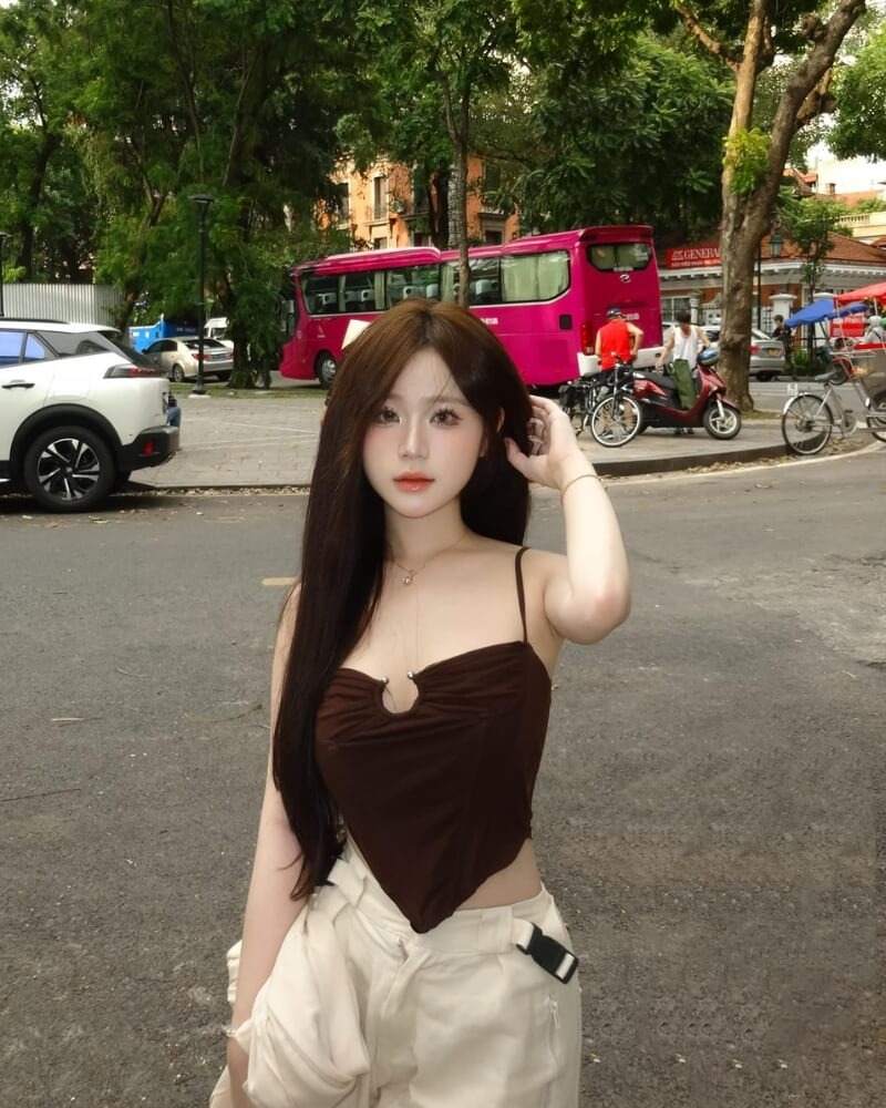 Ảnh TikToker Hạnh Nhi mặc croptop nâu trên đường Ảnh TikToker Hạnh Nhi mặc croptop nâu trên đường