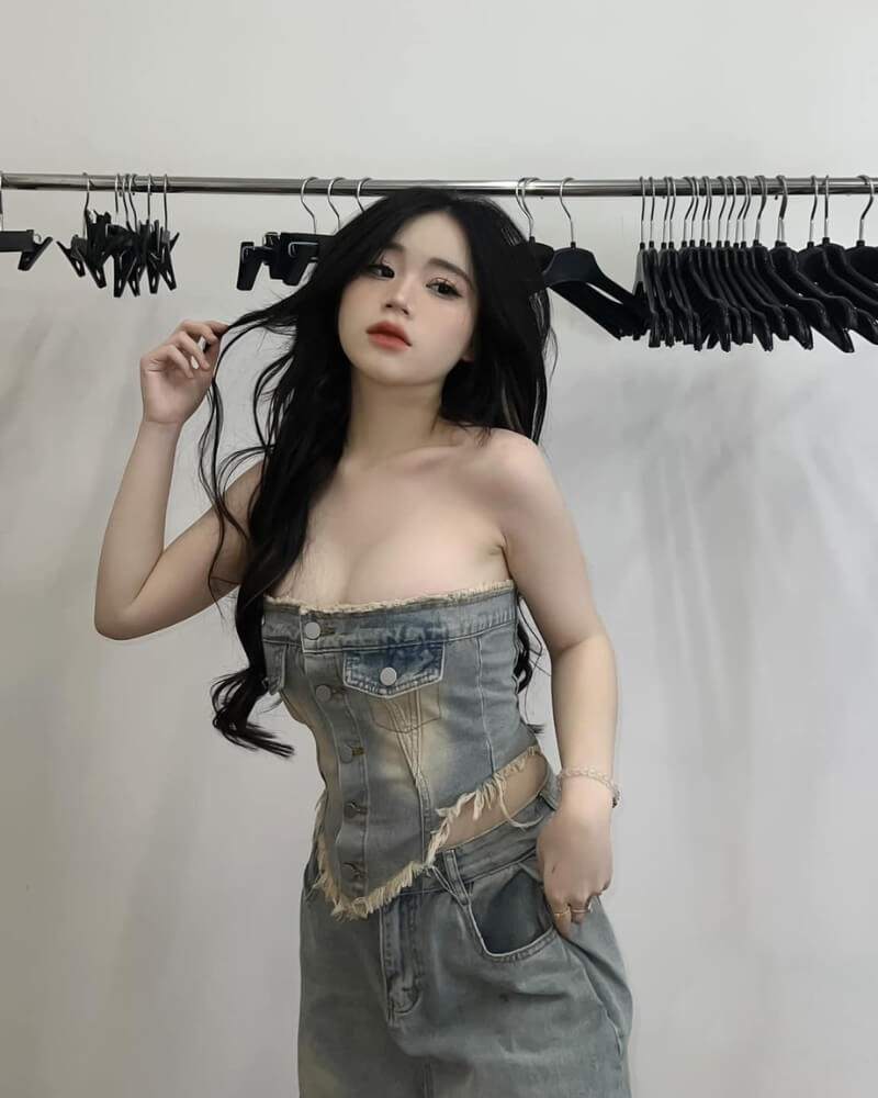 Ảnh TikToker Hạnh Nhi mặc croptop jean Ảnh TikToker Hạnh Nhi mặc croptop jean