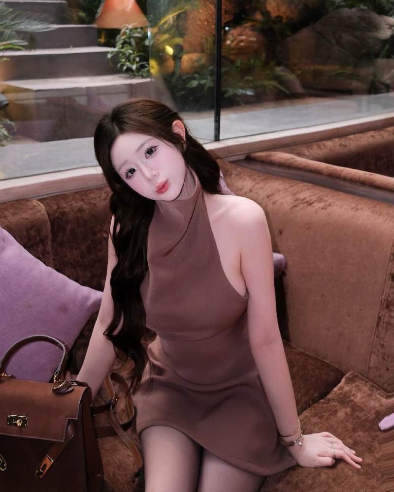 Ảnh TikToker Hạnh Nhi mặc váy hở ngực ngồi trên ghế Ảnh TikToker Hạnh Nhi mặc váy hở ngực ngồi trên ghế