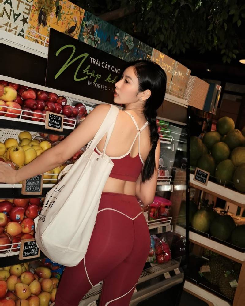 Ảnh Tiktoker Thái Ngọc San mặc legging đỏ đứng quay lưng vào kệ hàng trái cây Ảnh Tiktoker Thái Ngọc San mặc legging đỏ đứng quay lưng vào kệ hàng trái cây