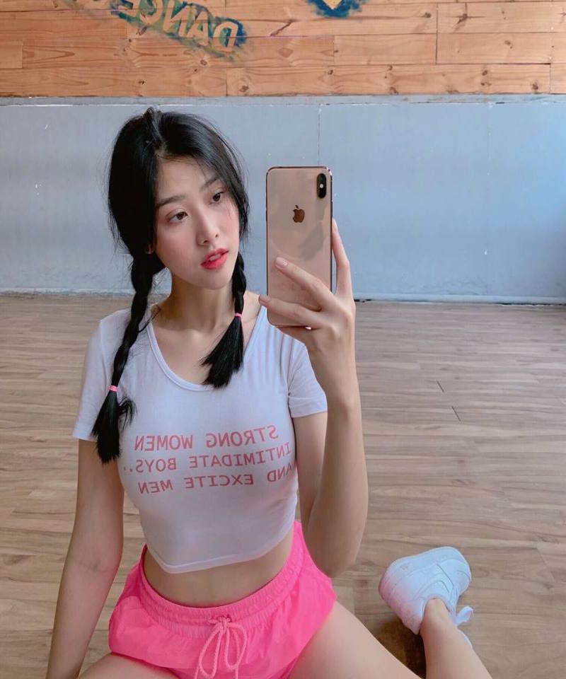 Ảnh Tiktoker Thái Ngọc San mặc croptop ngồi chụp dáng bằng điện thoại Ảnh Tiktoker Thái Ngọc San mặc croptop ngồi chụp dáng bằng điện thoại