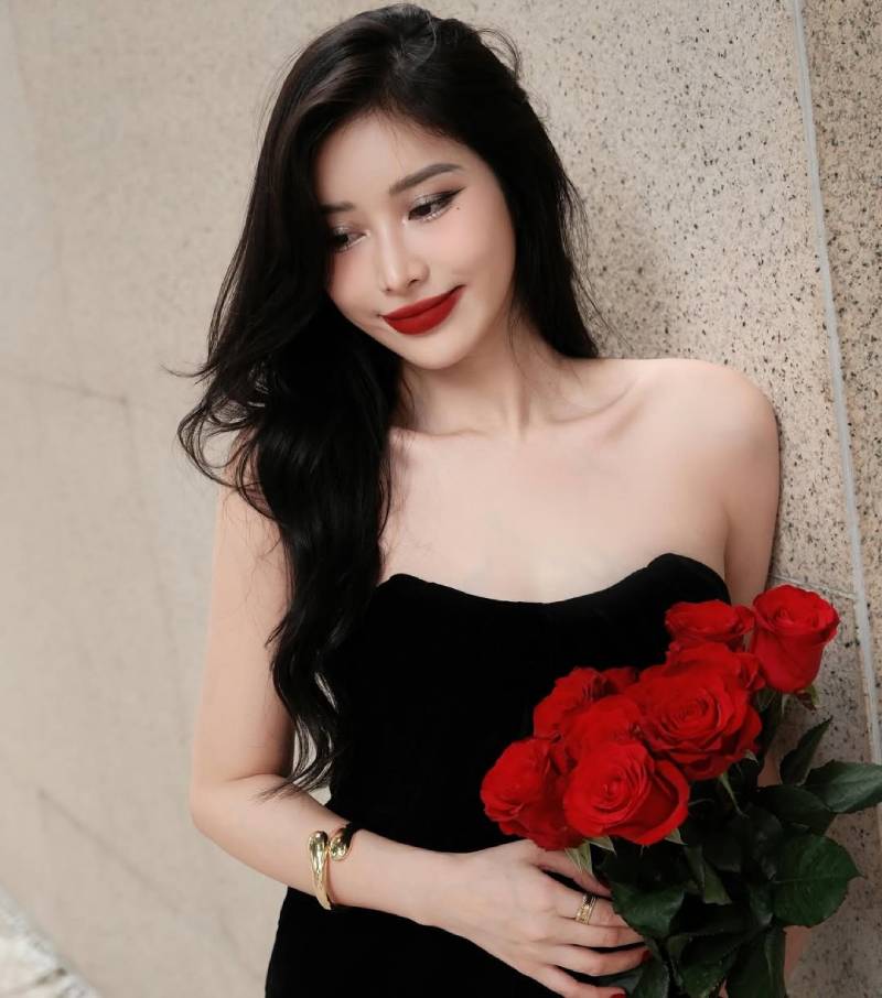Ảnh Tiktoker Thái Ngọc San mặc váy đen câm bó hoa hồng đỏ Ảnh Tiktoker Thái Ngọc San mặc váy đen câm bó hoa hồng đỏ