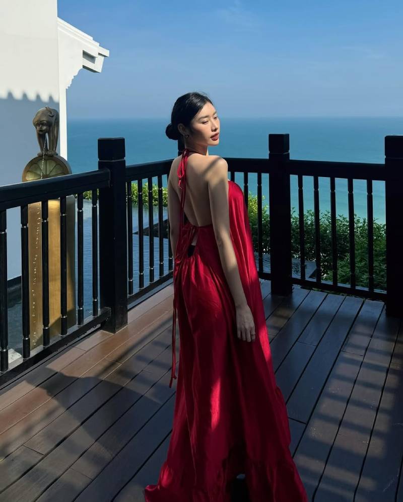 Ảnh Tiktoker Thái Ngọc San mặc váy đỏ đứng quay lưng Ảnh Tiktoker Thái Ngọc San mặc váy đỏ đứng quay lưng