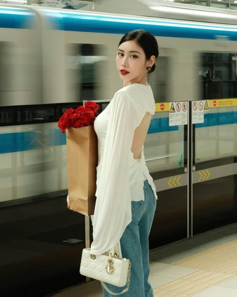 Ảnh Tiktoker Thái Ngọc San mặc áo hở lưng ở ga tàu điện Ảnh Tiktoker Thái Ngọc San mặc áo hở lưng ở ga tàu điện