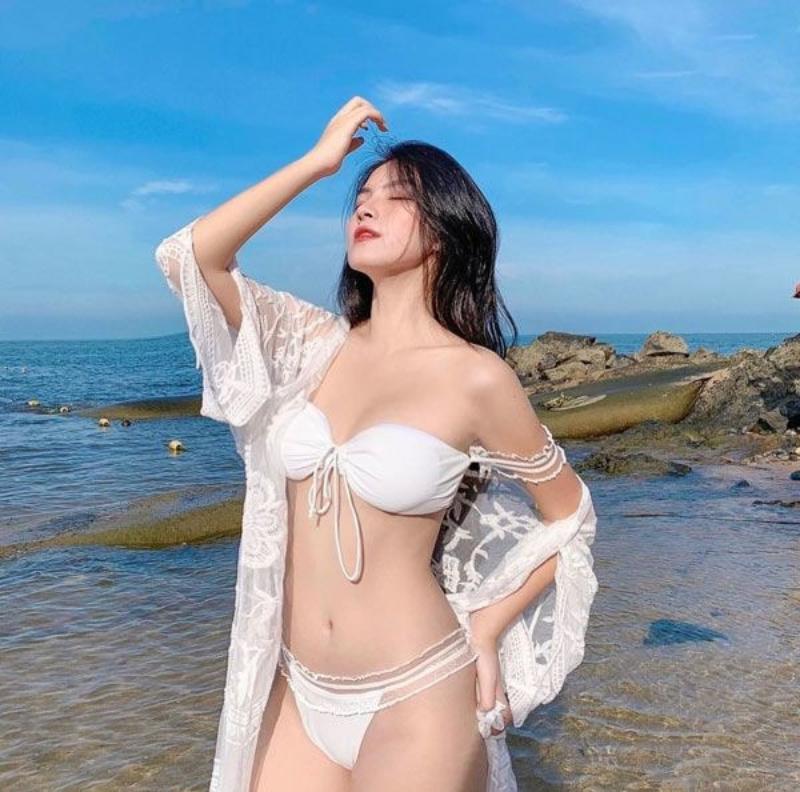 Gái xinh mặc bikini màu trắng ở biển Gái xinh mặc bikini màu trắng ở biển