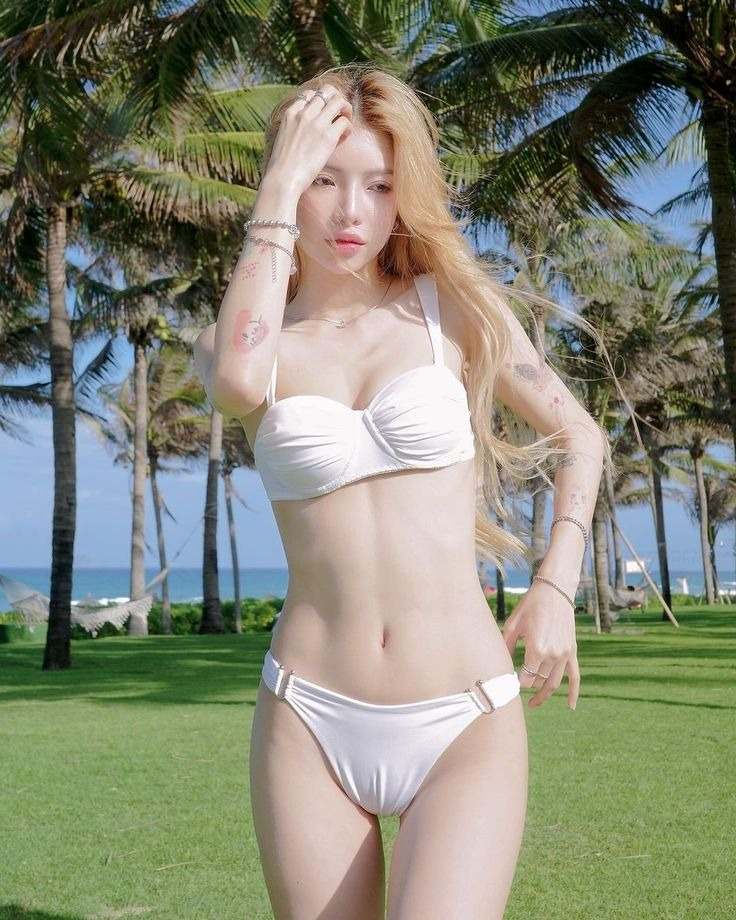 Gái xinh mặc bikini màu trắng quay ở công viên Gái xinh mặc bikini màu trắng quay ở công viên
