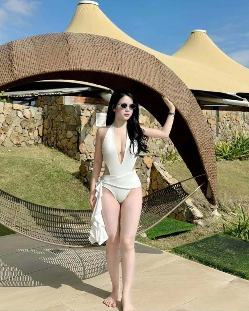 Gái xinh mặc bikini màu trắng ở khu nghỉ dưỡng Gái xinh mặc bikini màu trắng ở khu nghỉ dưỡng