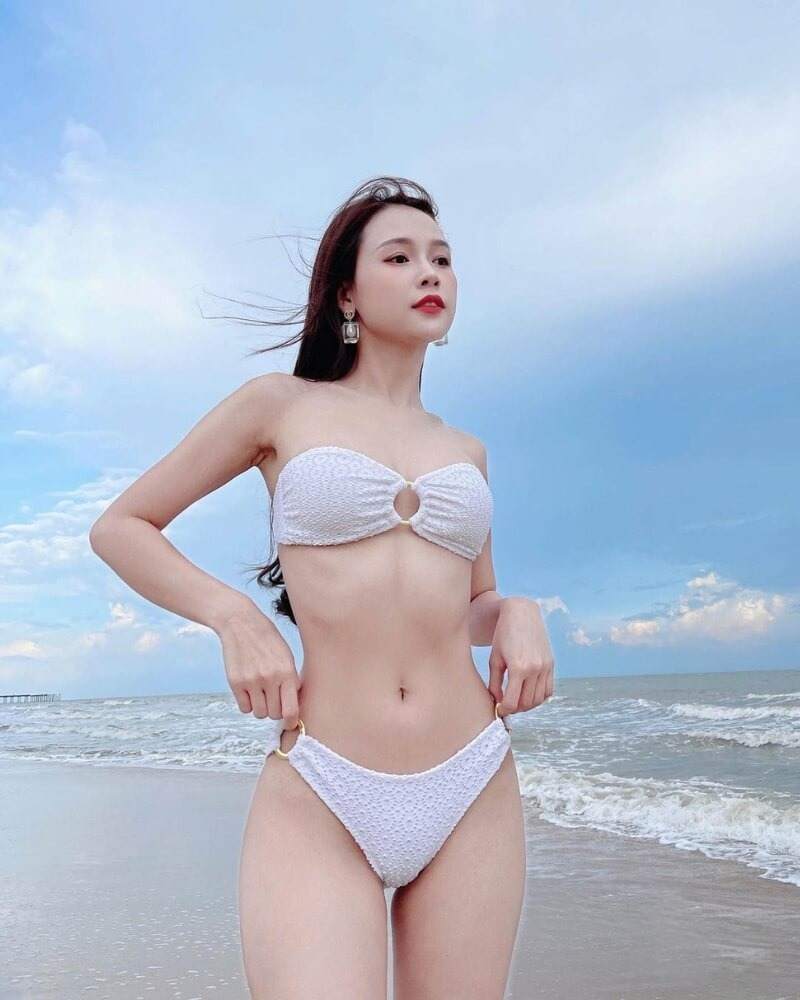 Gái xinh mặc bikini màu trắng ở bãi biển Gái xinh mặc bikini màu trắng ở bãi biển