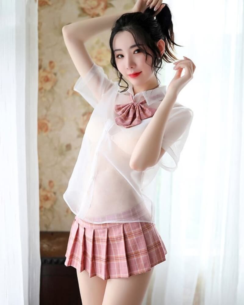 Ảnh gái xinh mặc váy ngắn xếp ly, áo mỏng xuyên thấu