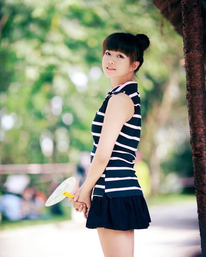 Gái xinh mặc váy ngắn xếp ly đứng trên đường vắng