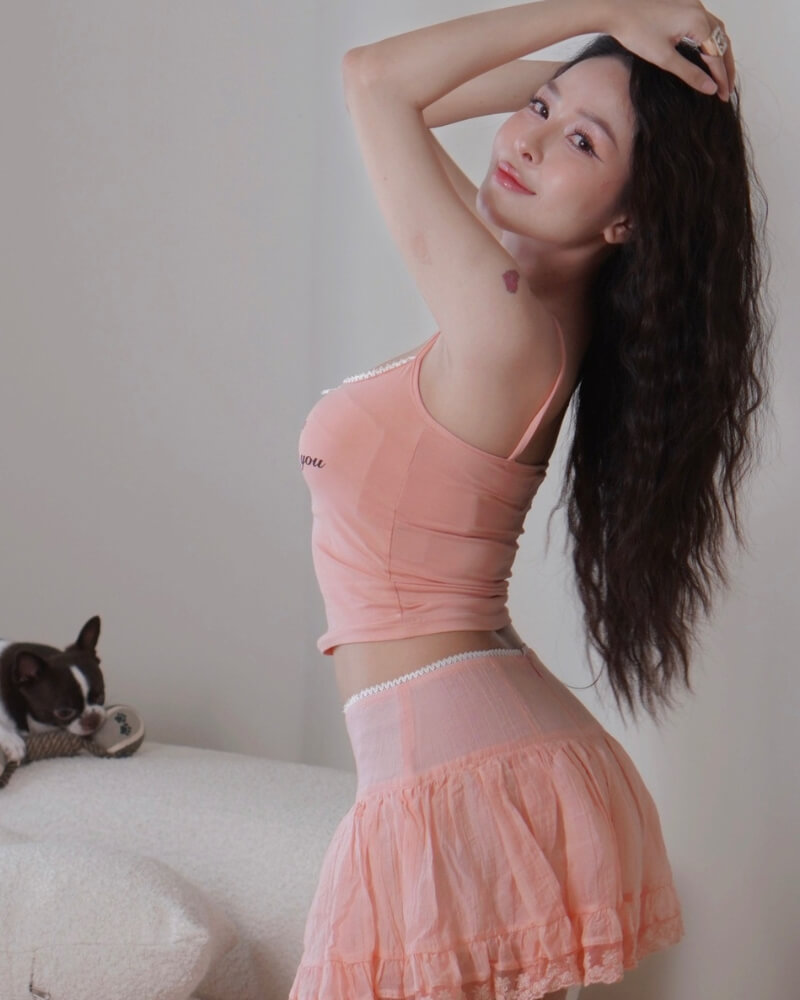 Ảnh gái xinh mặc váy ngắn ưỡn người khoe đường cong