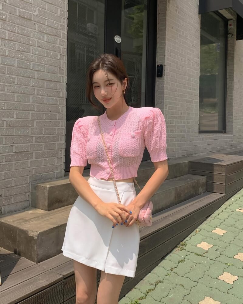 Gái xinh mặc váy ngắn đứng trên đường vắng