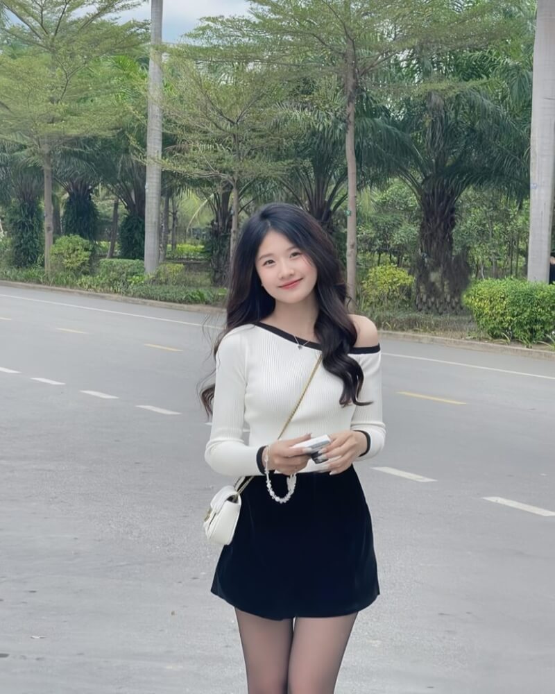 Gái xinh mặc váy ngắn đứng ngoài đường vắng