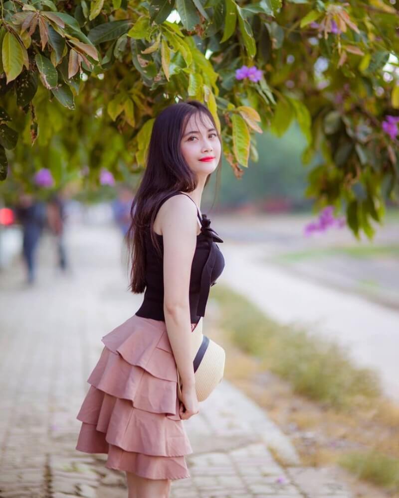 Gái xinh mặc váy ngắn xếp ly cười mĩm