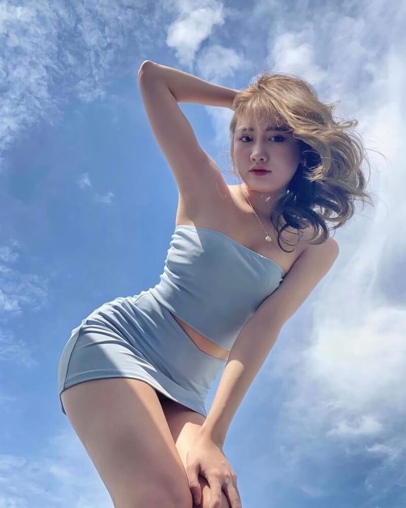 Ảnh gái xinh sexy mặc đồ hở hang dưới nền bầu trời xanh