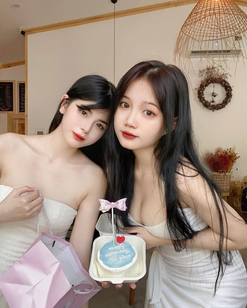 Ảnh hai cô gái xinh sexy mặc đồ hở hang