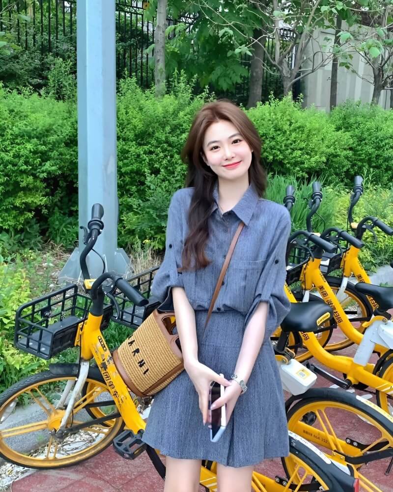 Gái xinh Trung Quốc mặc váy ngắn ngồi trên xe đạp
