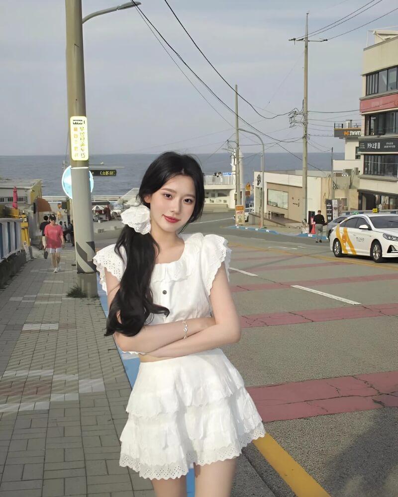 Gái xinh Trung Quốc mặc váy ngắn trắng đứng khoanh tay trên đường