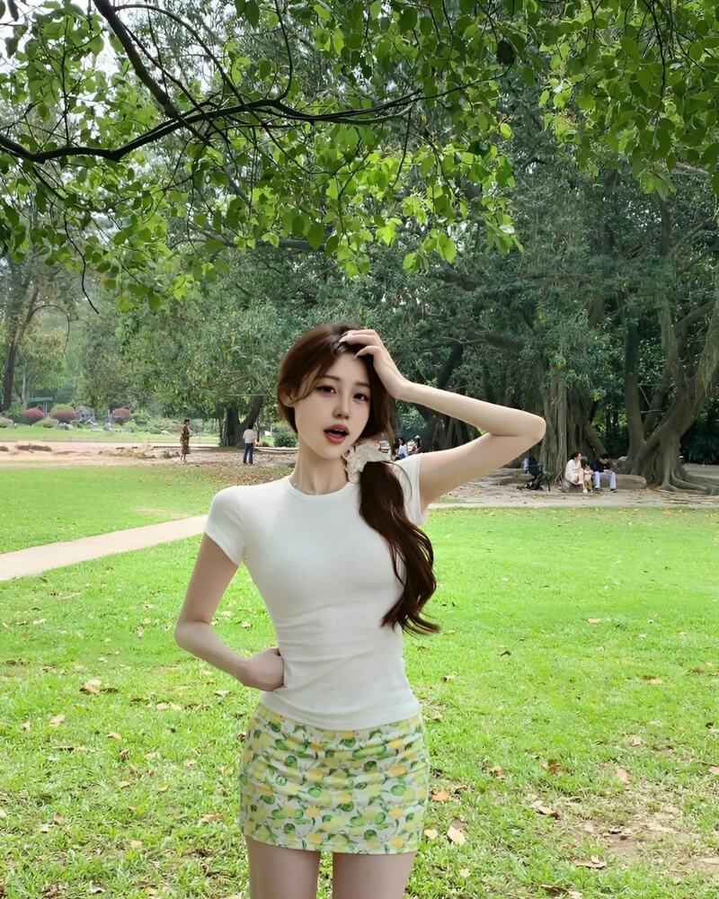 Gái xinh Trung Quốc mặc váy ngắn ở công viên