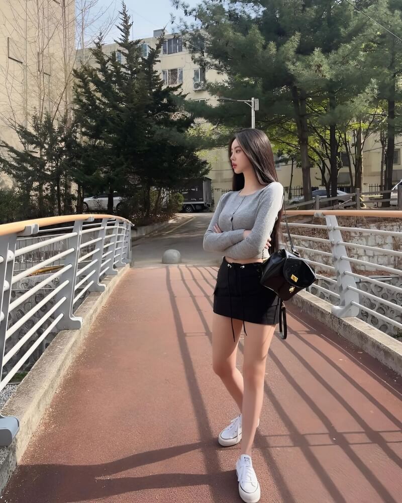 Gái xinh Trung Quốc mặc váy ngắn trên cầu đi bộ