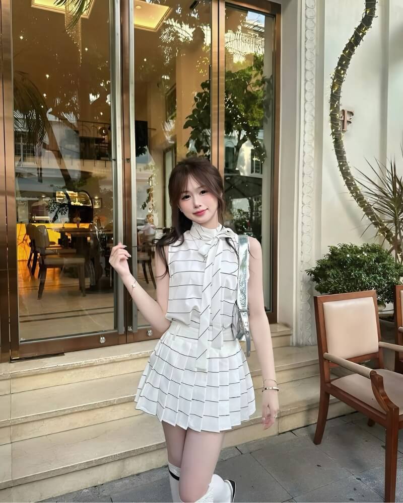 Gái xinh Trung Quốc mặc váy ngắn đứng trước cánh cửa kính