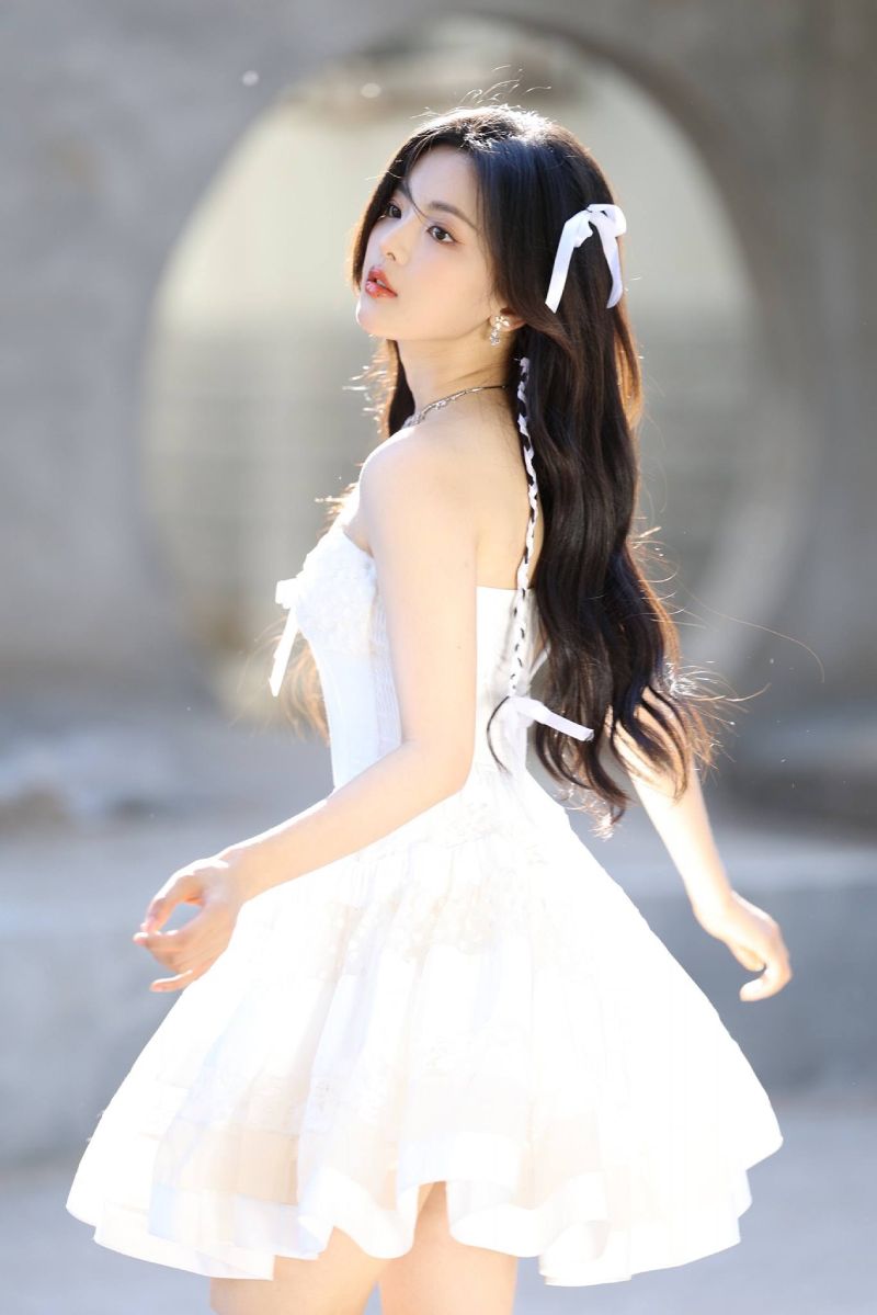 Gái xinh Trung Quốc mặc váy ngắn màu trắng